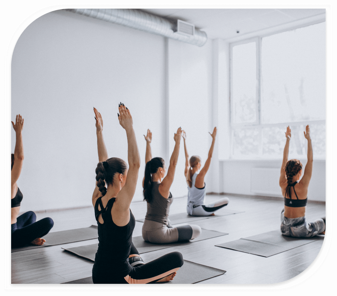 Kinésithérapeute Tarbes. Des femmes pratiquant du yoga.